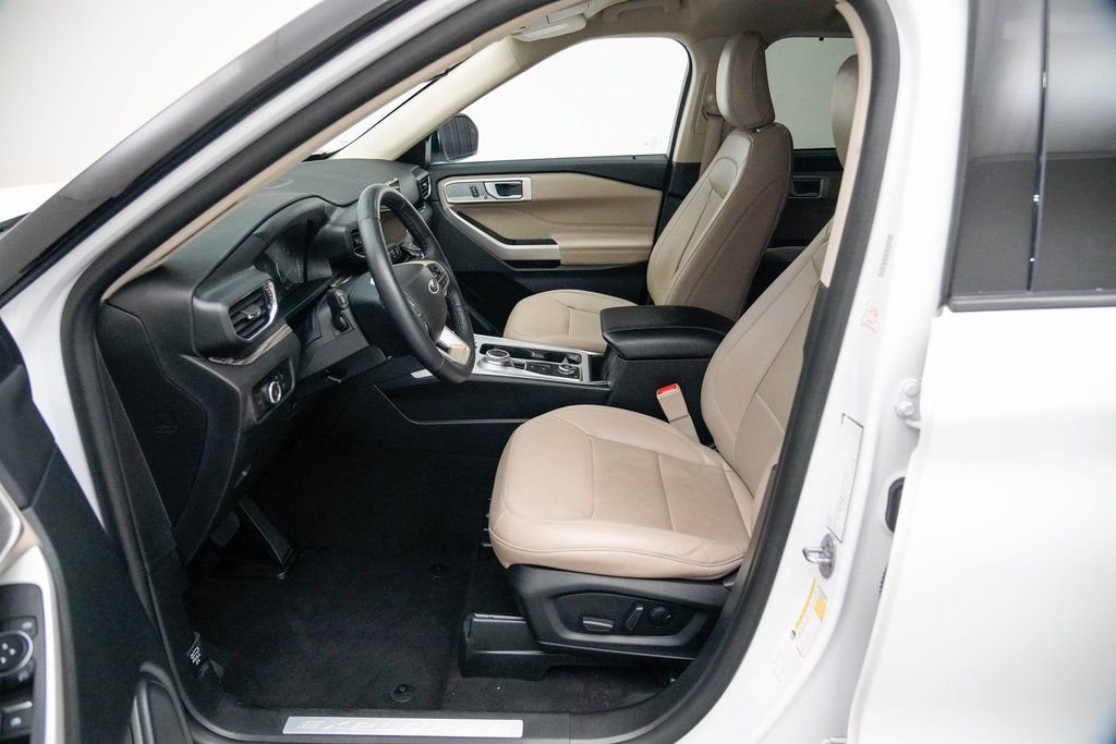 Used 2023 White Ford Limited image 23