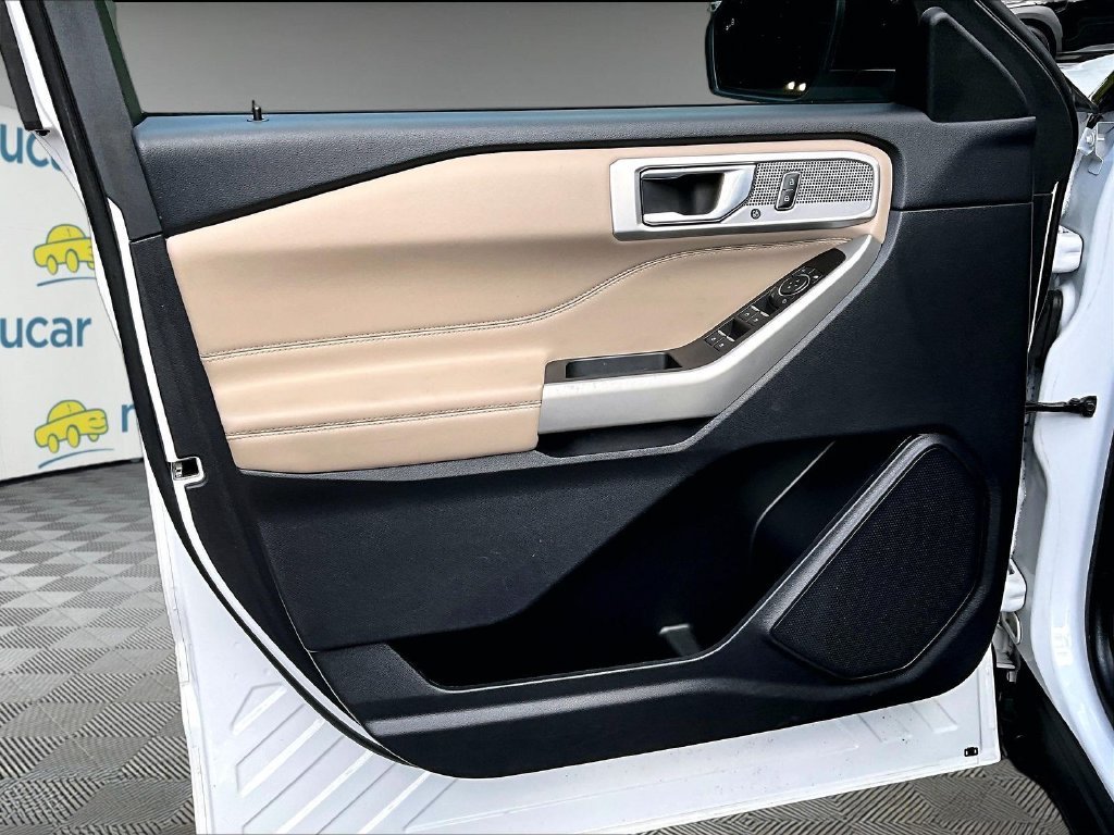 Used 2022 White Ford Limited image 9