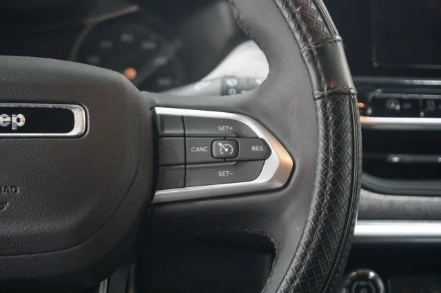 Used 2025 Diamond Black Crystal Pearlcoat Jeep Latitude image 27