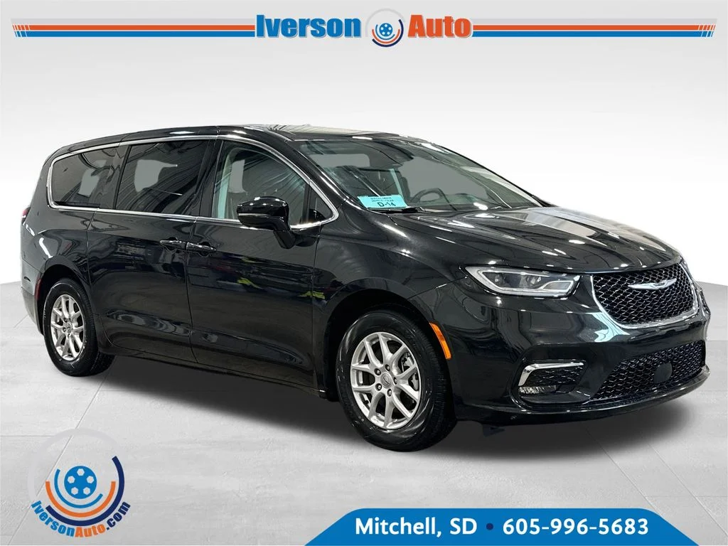 2024 Chrysler Pacifica Touring L's photo