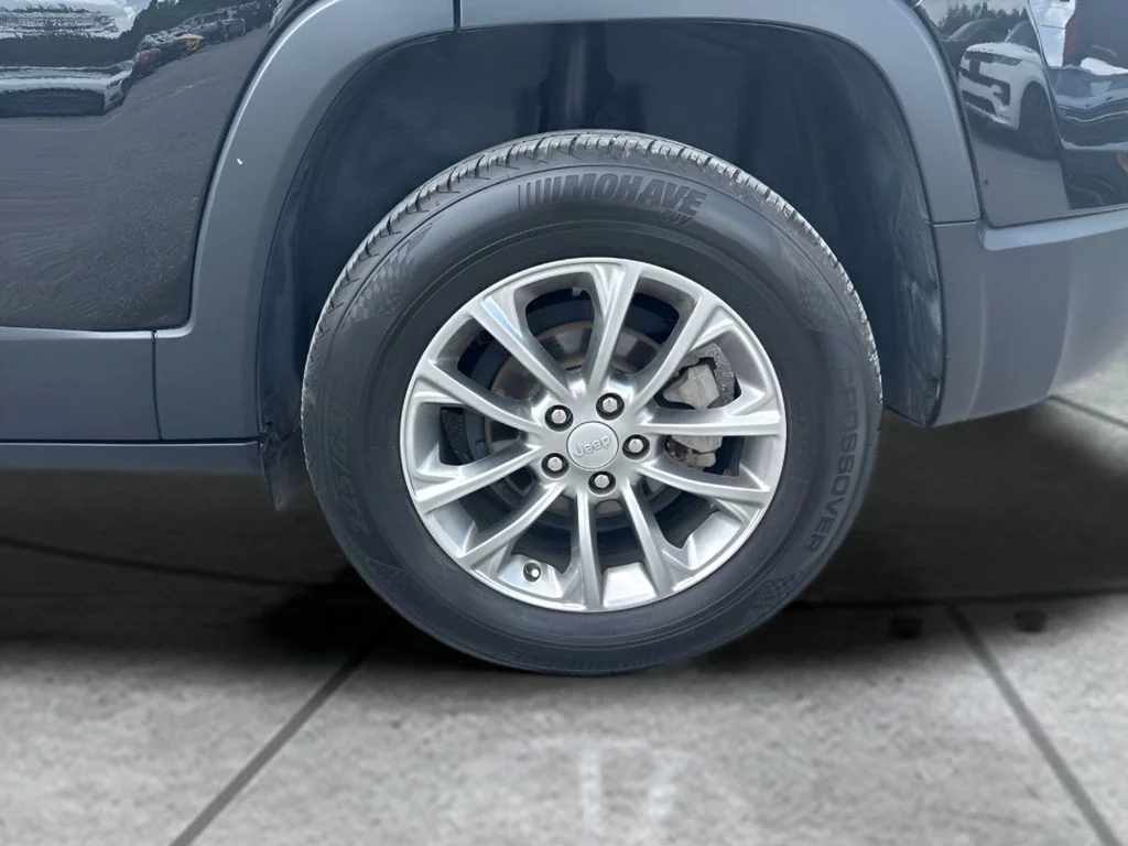 Used 2021 Black Jeep Latitude Plus image 28