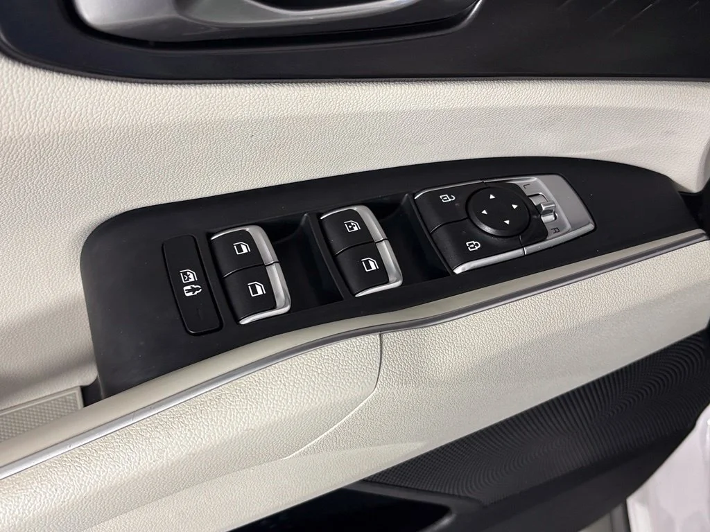 Used 2022 White Kia S image 15