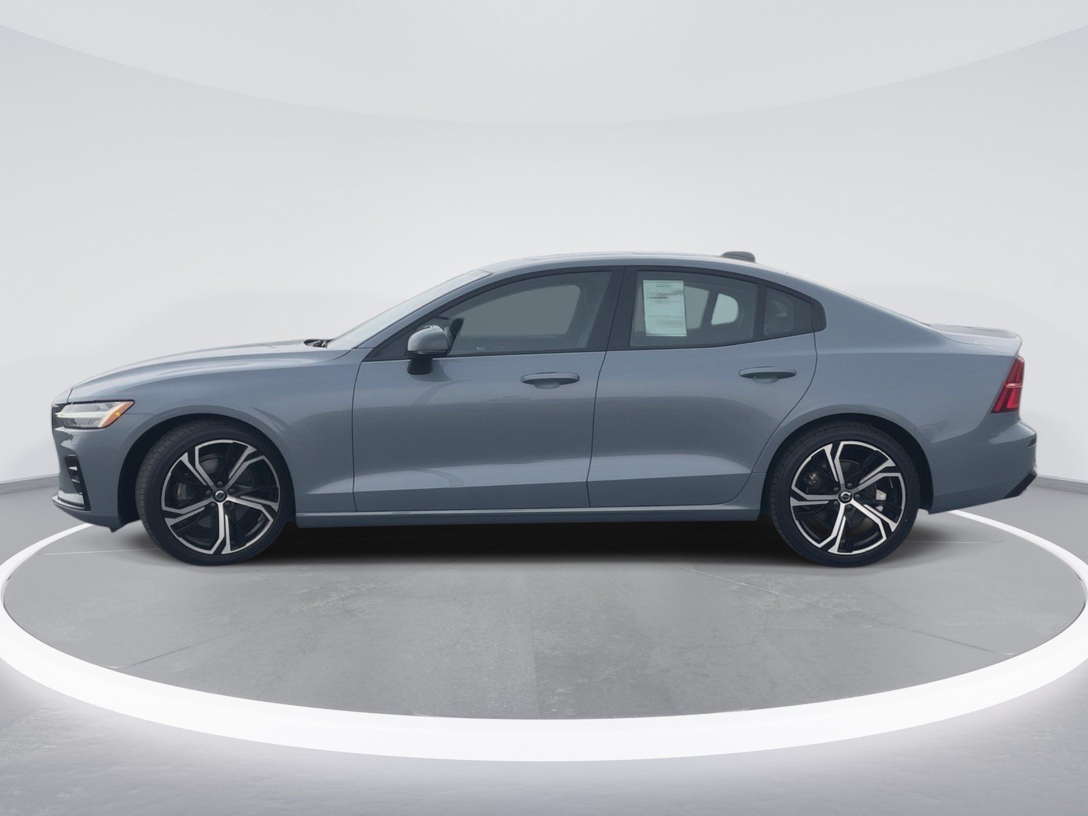 Used 2024 Thunder Grey Metallic Volvo Core Dark Theme image 4
