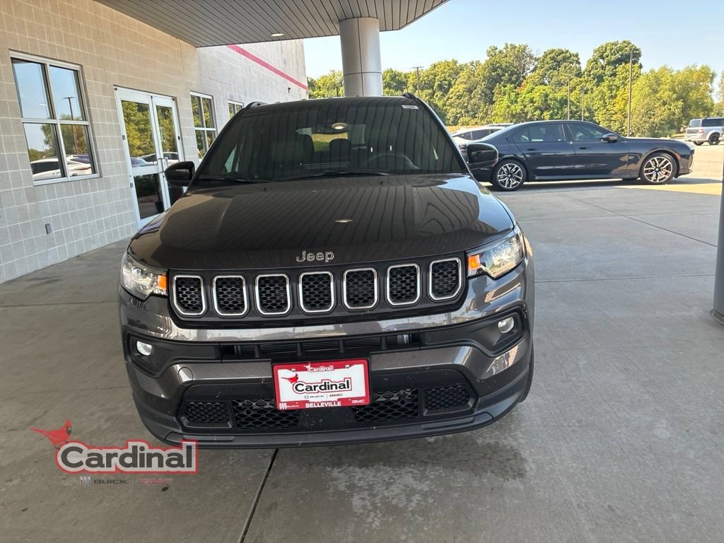 Used 2024 Gray Jeep Latitude Lux image 7