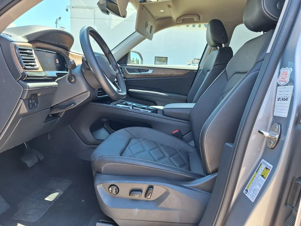 Used 2025  Volkswagen 2.0T SE w/Technology image 12