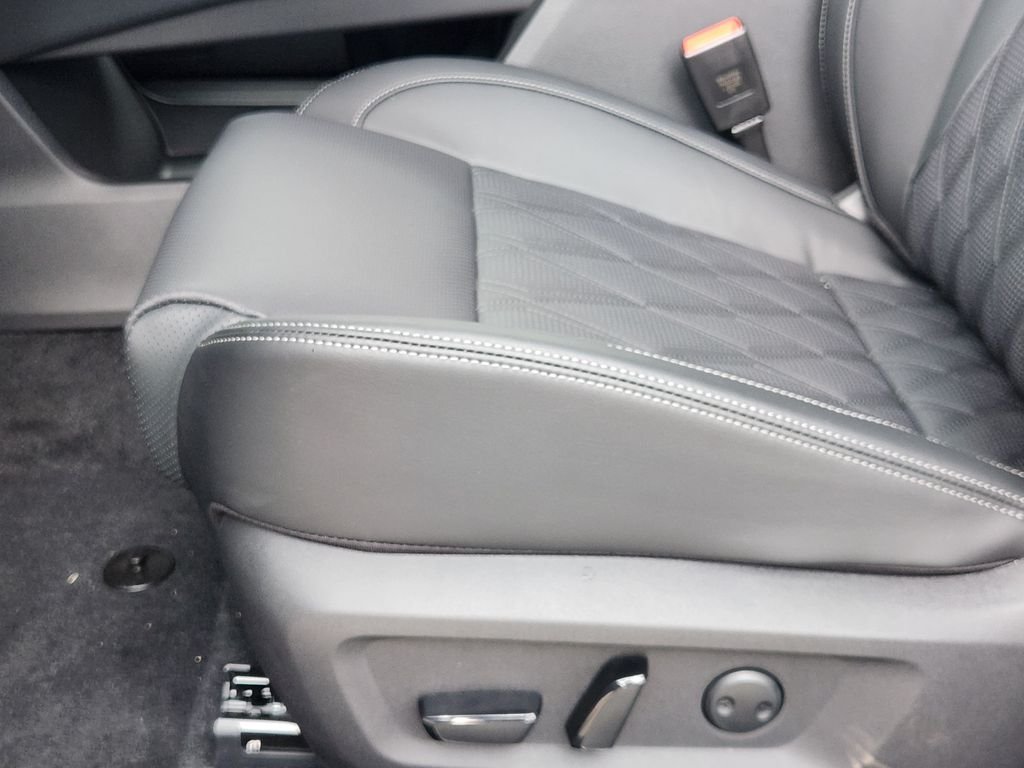 New 2026 Champagne Silver Metallic / Super Black Two-tone Nissan Platinum image 23