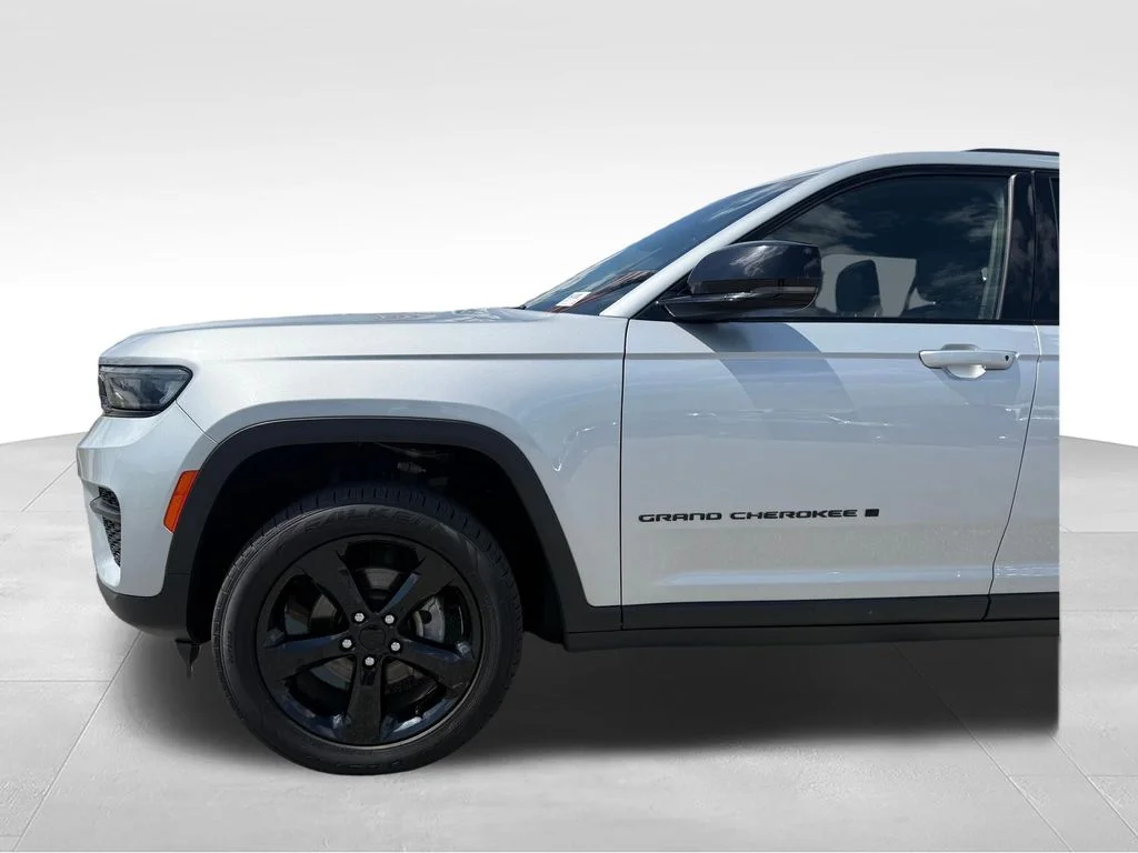 Used 2023 Silver Jeep Altitude X image 22