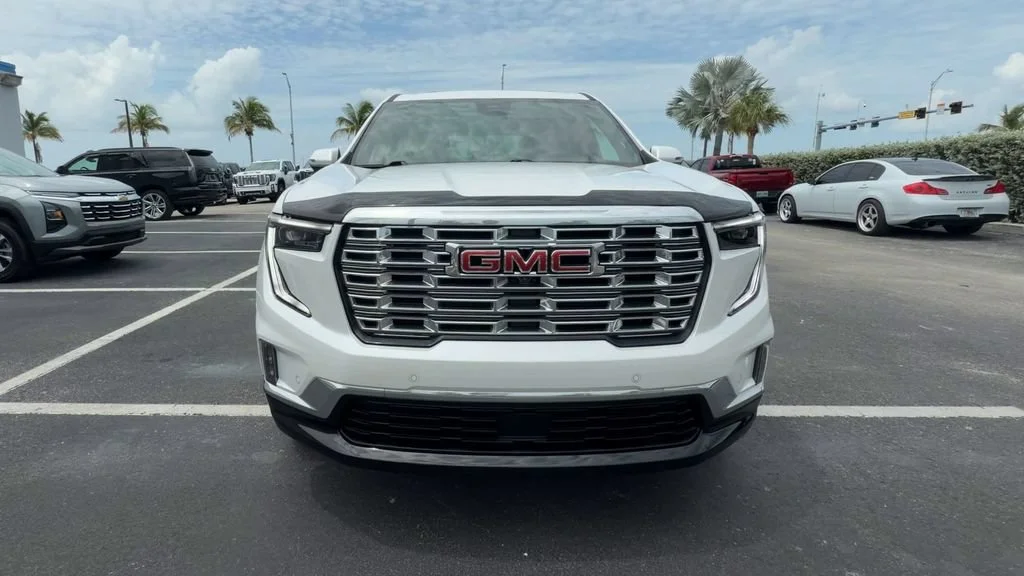 Used 2025 White Frost Tricoat GMC Denali image 3