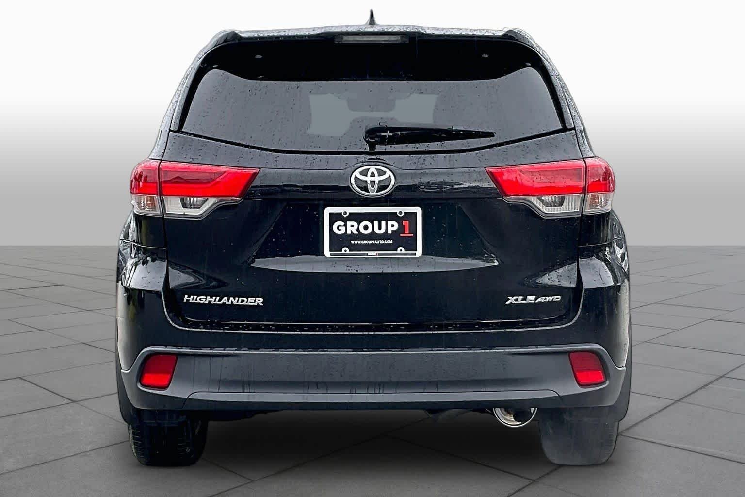 Used 2019 Midnight Black Metallic Toyota XLE image 4