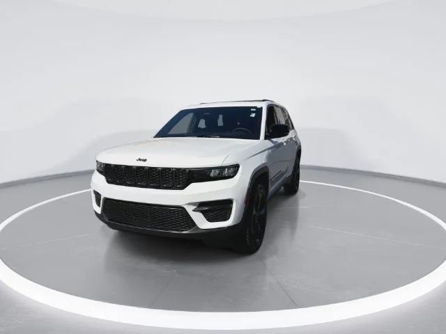 Used 2023 White Jeep Altitude X image 4