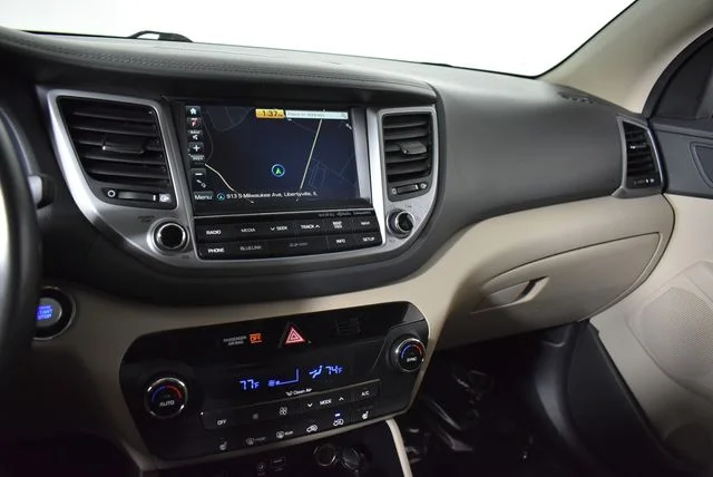 Used 2017 Black Hyundai SE Plus image 47