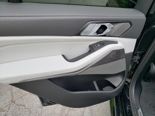 New 2026 Black Sapphire Metallic BMW xDrive40i image 15