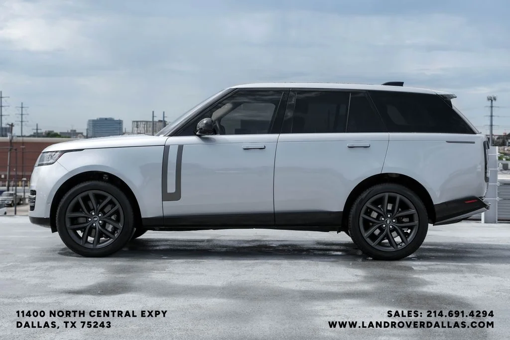 Used 2023 Silver Land Rover SE image 10