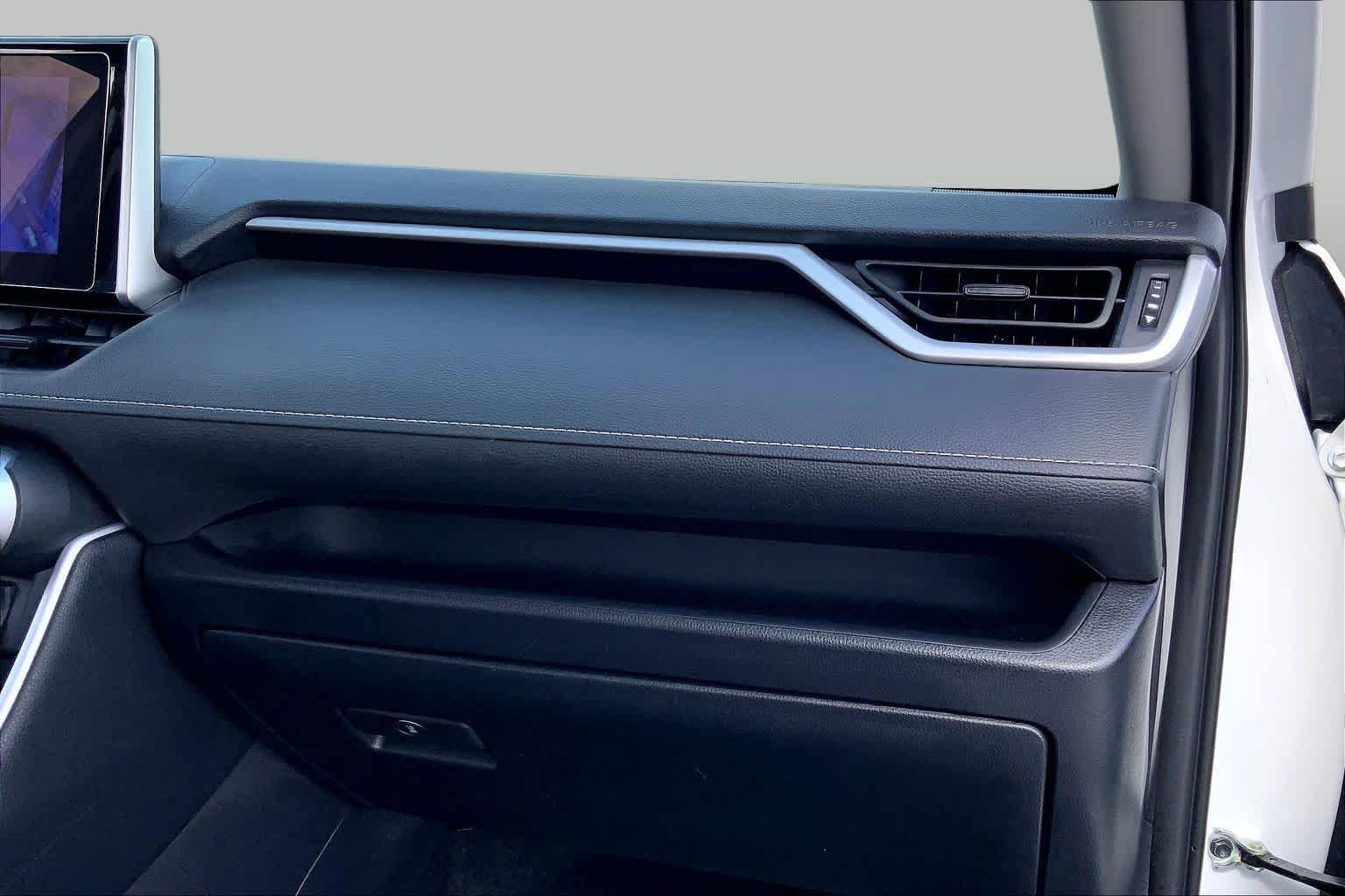 Used 2025 Ice Cap Toyota XLE image 18
