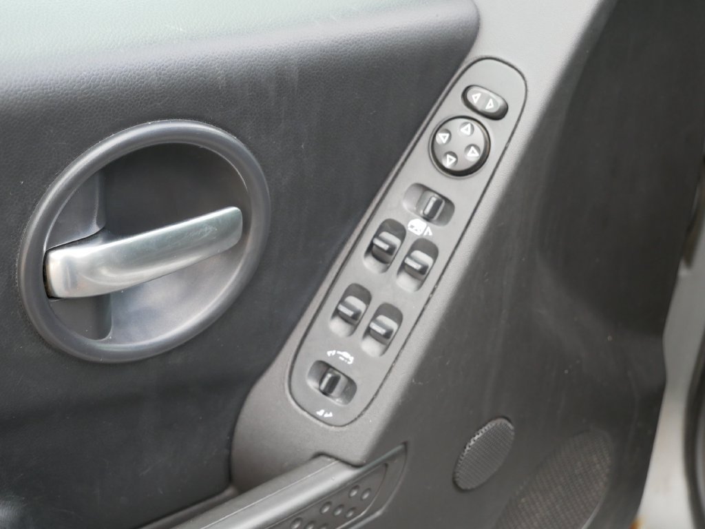 Used 2008 Shadow Gray Metallic Pontiac Base image 18