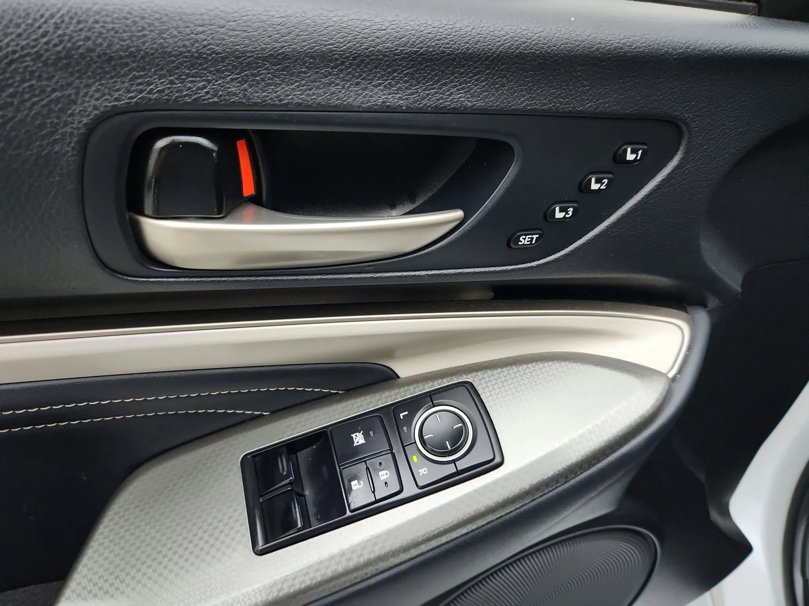 Used 2016 Ultra White Lexus CLOTH image 24