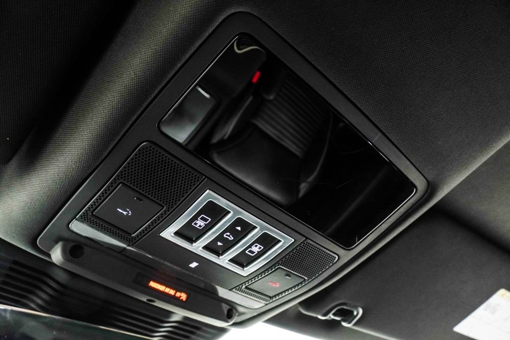 Used 2022 Black Land Rover HSE R-Dynamic image 43