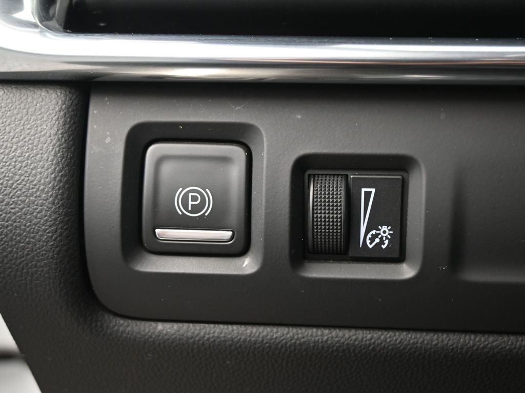 Used 2022 Radiant Silver Metallic Cadillac Premium Luxury image 17