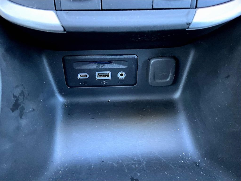 Used 2024 White GMC SLT image 27