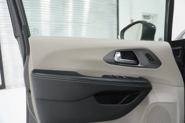 Used 2022 GREY Chrysler Touring L image 13