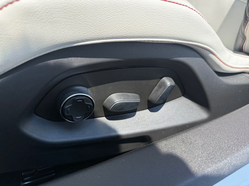 Used 2023 White Chevrolet Stingray image 31