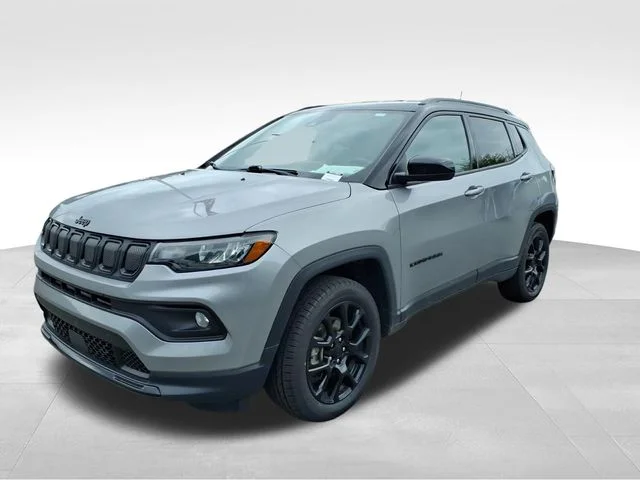 Used 2022 Silver Jeep Latitude image 2