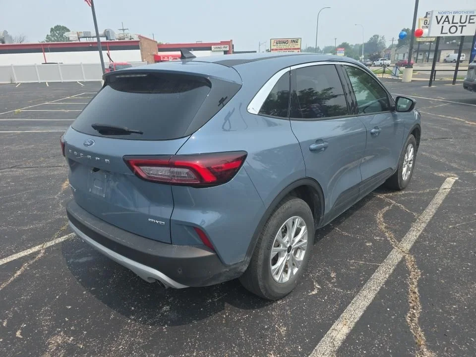Used 2023 Vapor Blue Ford Active image 4