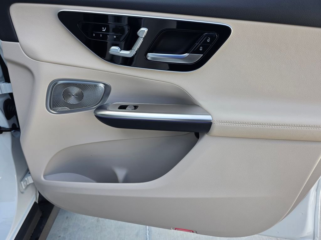 New 2026 Polar White Mercedes-Benz GLC 300 image 18