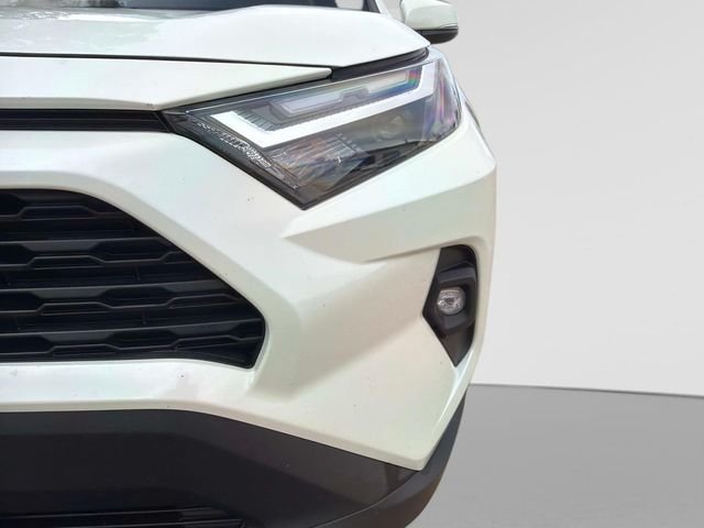 Used 2022 White Toyota XLE Premium image 11