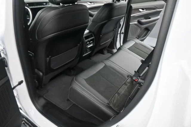 New 2026 Bright White Clear-Coat Exterior Paint Jeep Laredo Altitude image 27