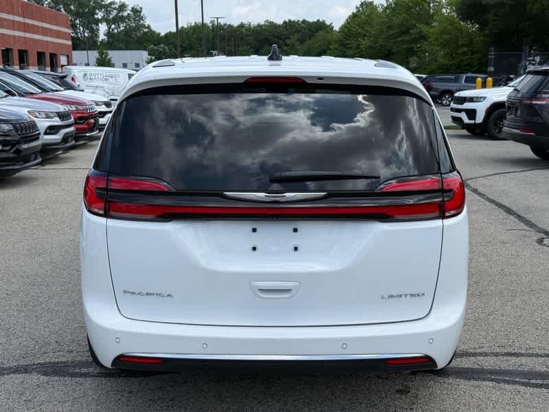 Used 2024 Bright White Clearcoat Chrysler Limited image 4