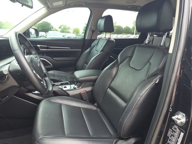 Used 2025 Black Kia S image 5