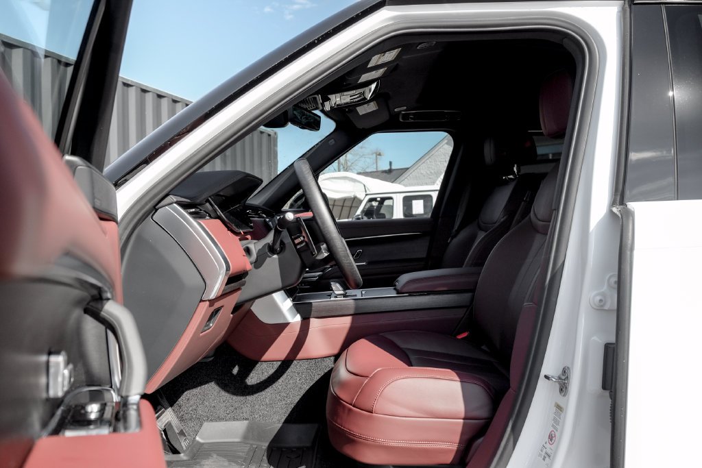 New 2026 Ostuni Pearl White Land Rover SE image 9