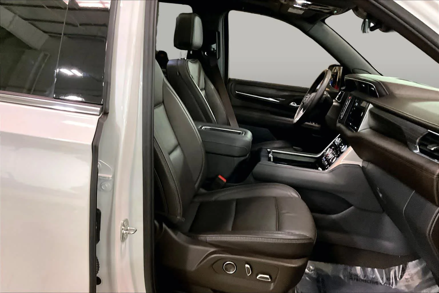Used 2024 White Frost Tricoat GMC Denali image 8