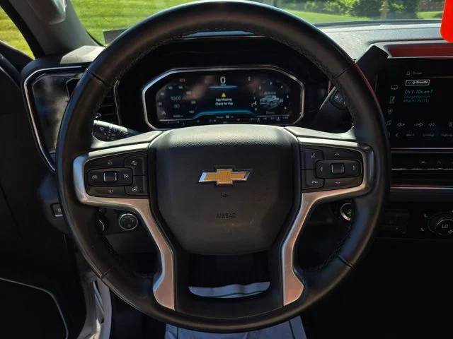 Used 2025 White Chevrolet LT image 32