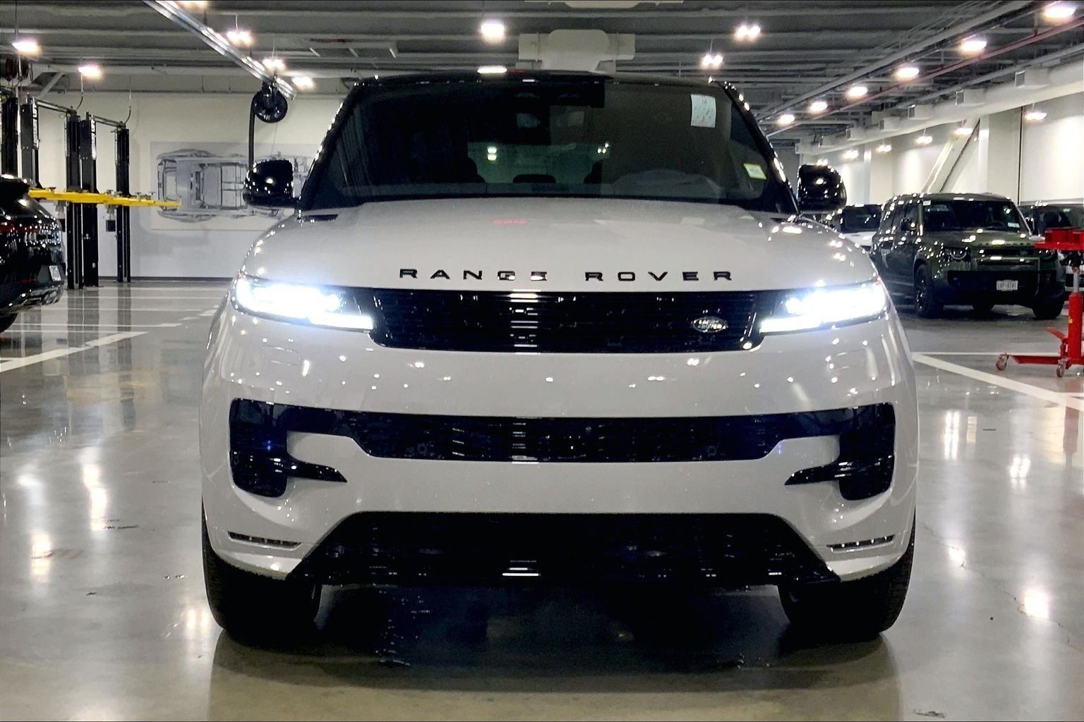 New 2026 Borasco Grey LAND ROVER Dynamic SE image 3