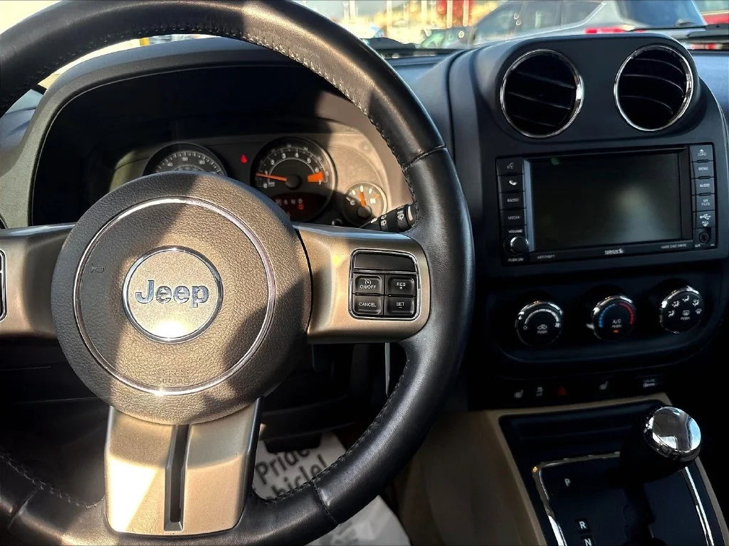 Used 2015 True Blue Pearlcoat Jeep Latitude image 18