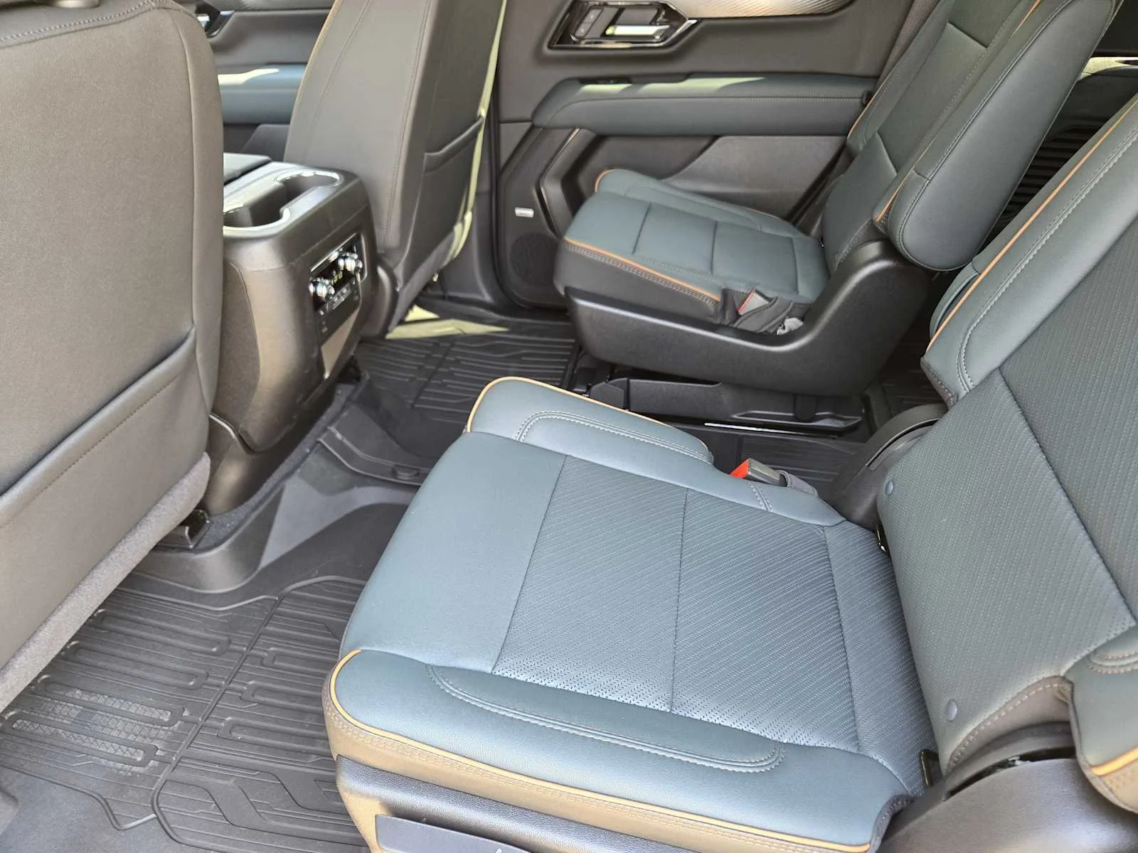 2027 GMC Yukon AT4 - Photo 18
