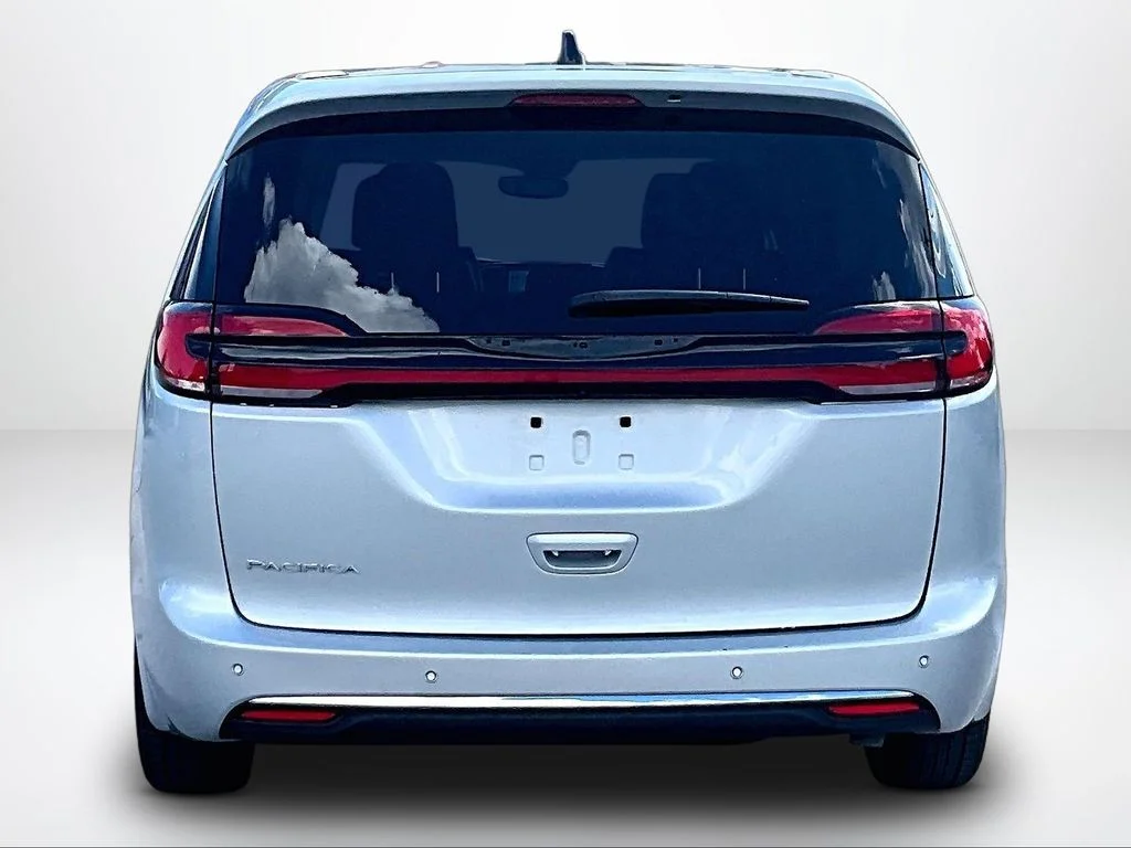 Used 2024 Silver Chrysler Touring L image 5