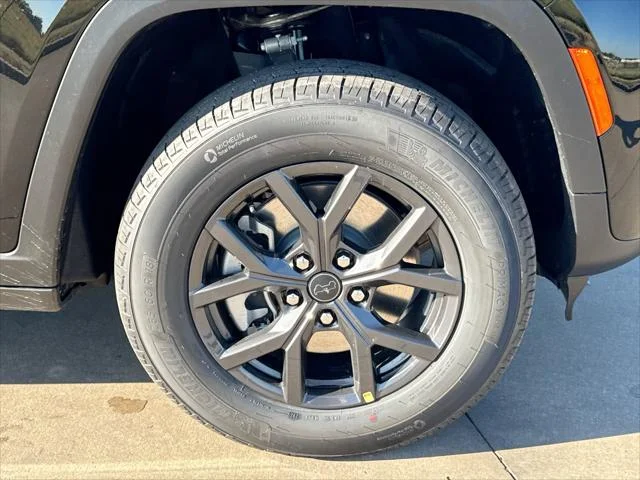 New 2027 High-Gloss Black Paint Jeep Laredo Altitude image 10