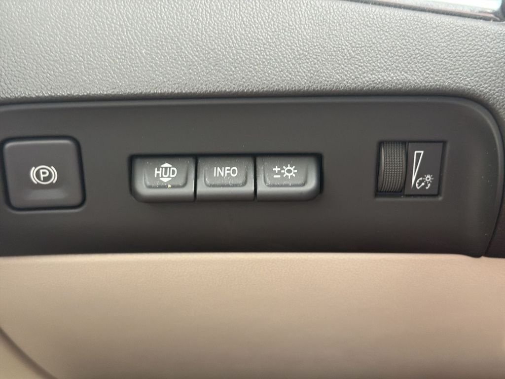 Used 2023 White Buick Avenir image 18