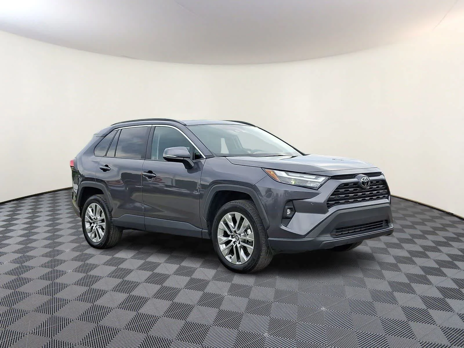 Used 2025 Magnetic Gray Metallic Toyota XLE Premium image 4
