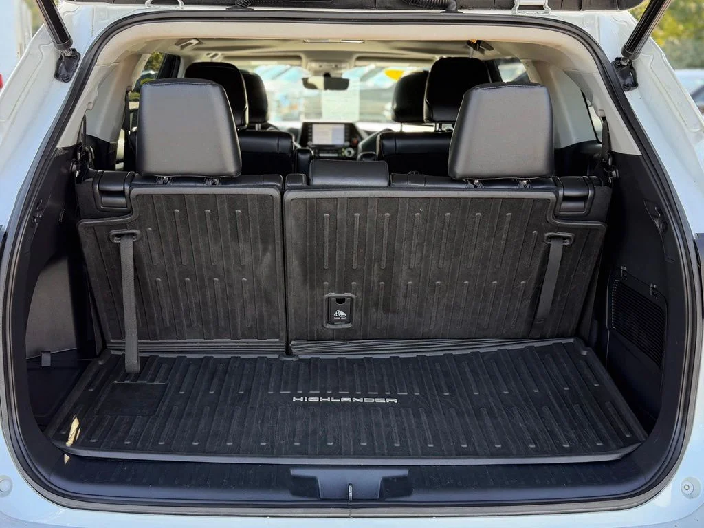 Used 2022 Beige Toyota XLE image 6