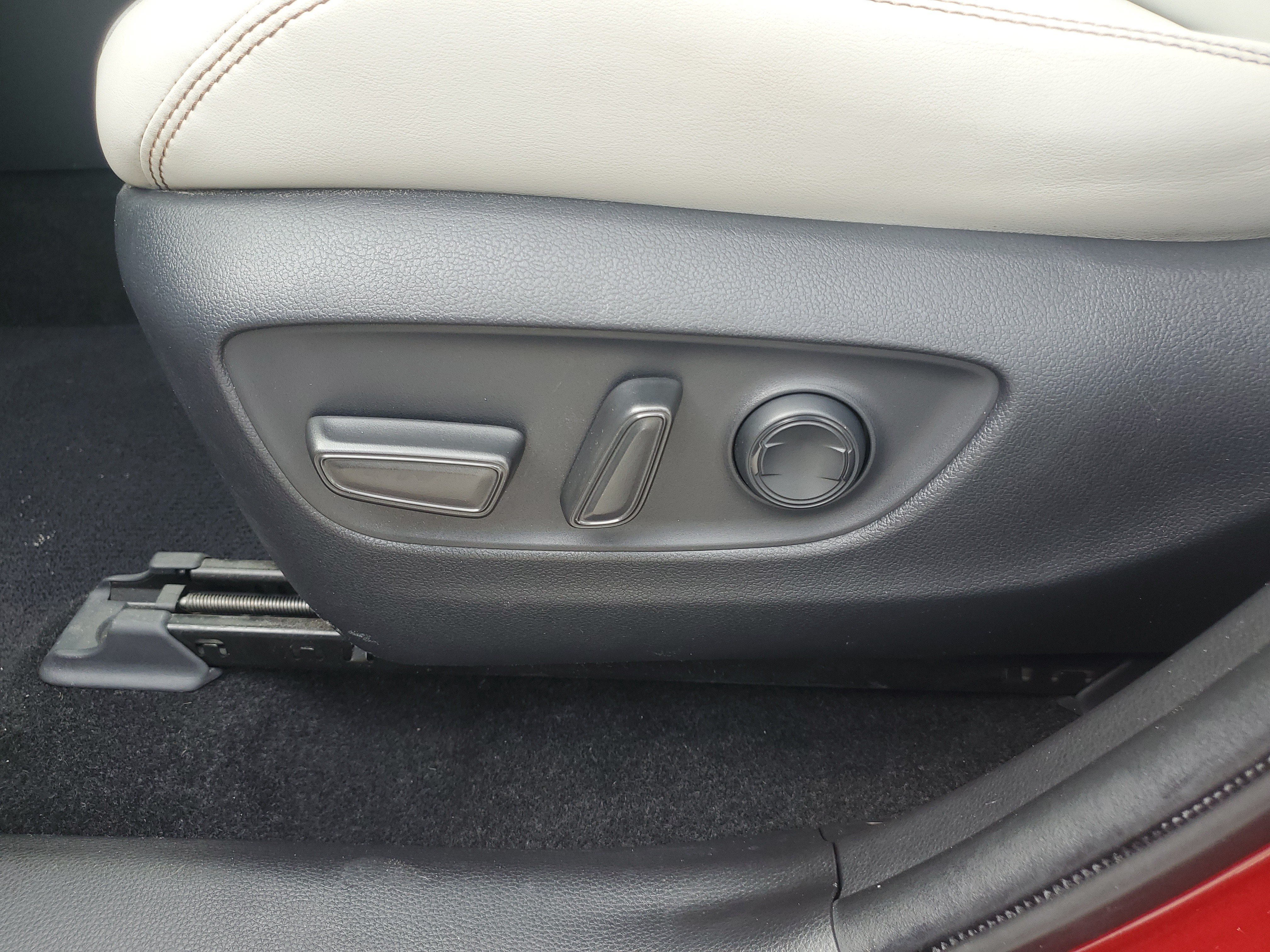 Used 2019 Pearl Toyota XLE Premium image 23