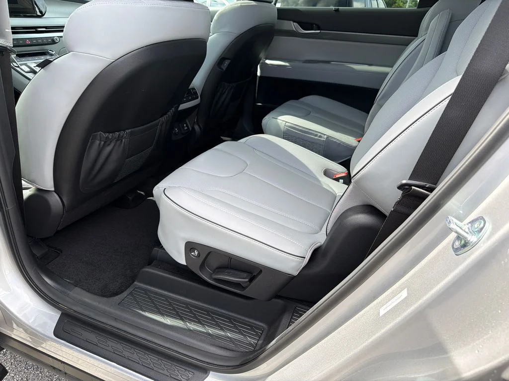 Used 2025 Silver Hyundai SEL Premium image 21