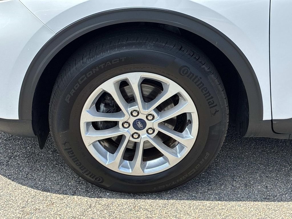 Used 2022 White Ford SE image 19