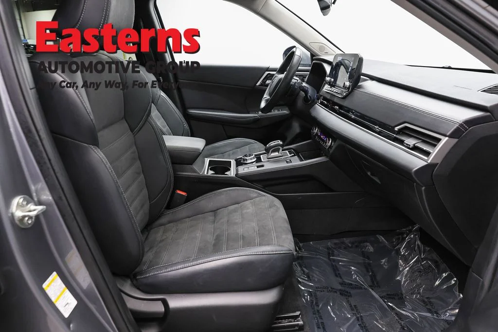 Used 2023 Silver Mitsubishi SE image 23