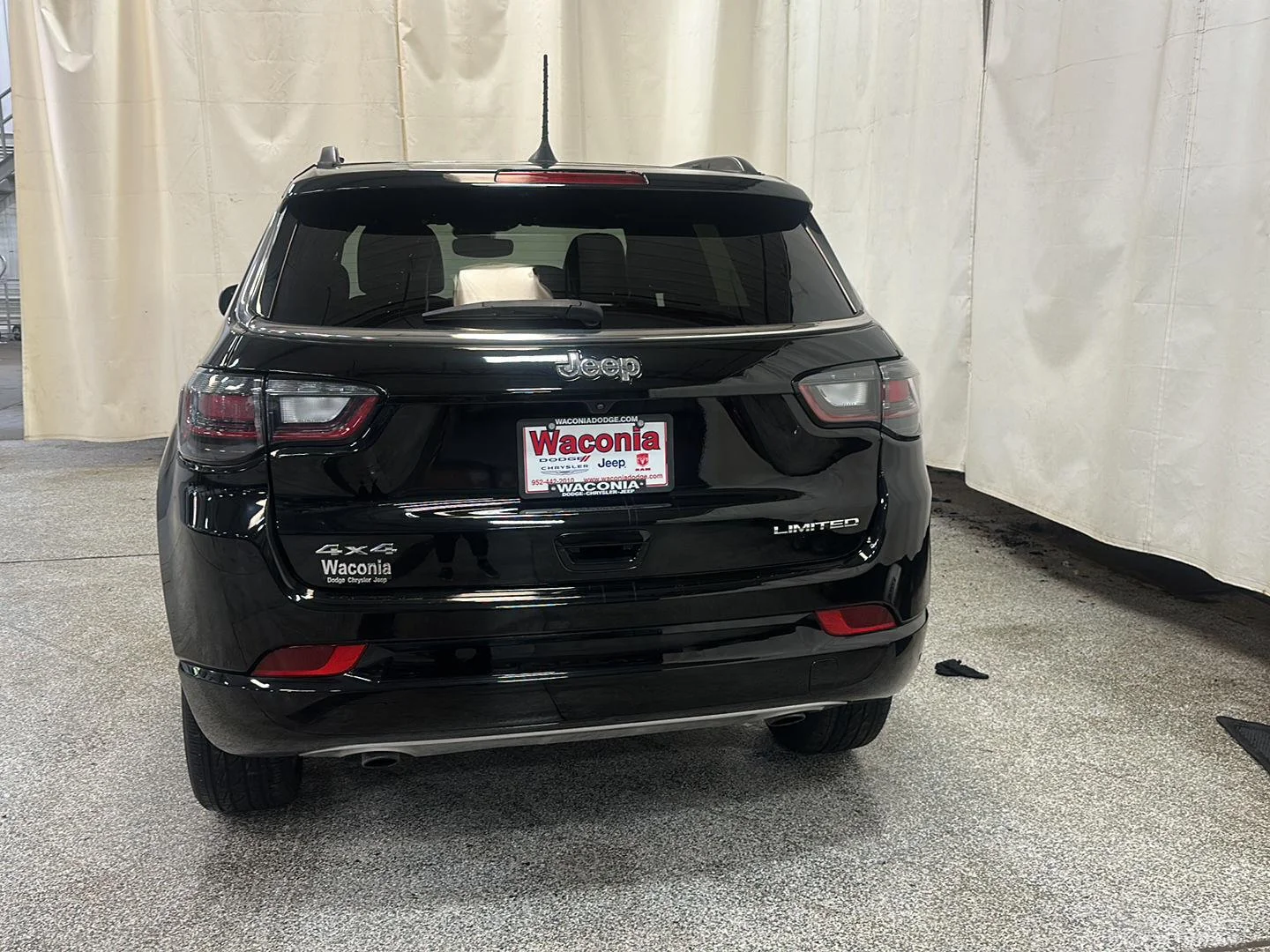 Certified Used 2023 Diamond Black Crystal Pearlcoat Jeep Limited image 4
