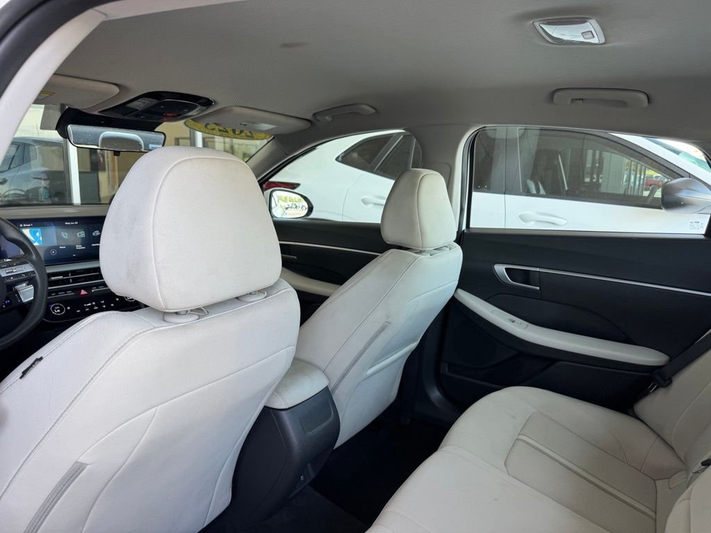 Used 2025 White Hyundai SEL image 18