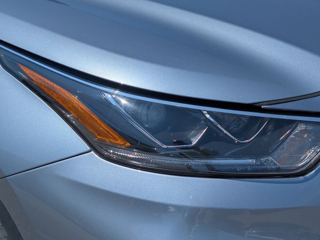 Used 2023  Toyota Limited image 4